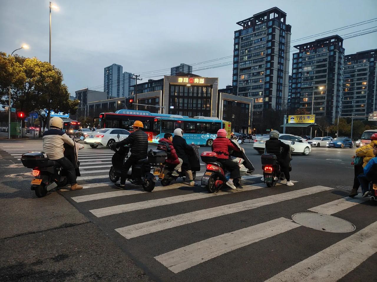 原来80后90后的我们“这么老了”！在00后眼里，中年人的我们，已经是上个世纪的