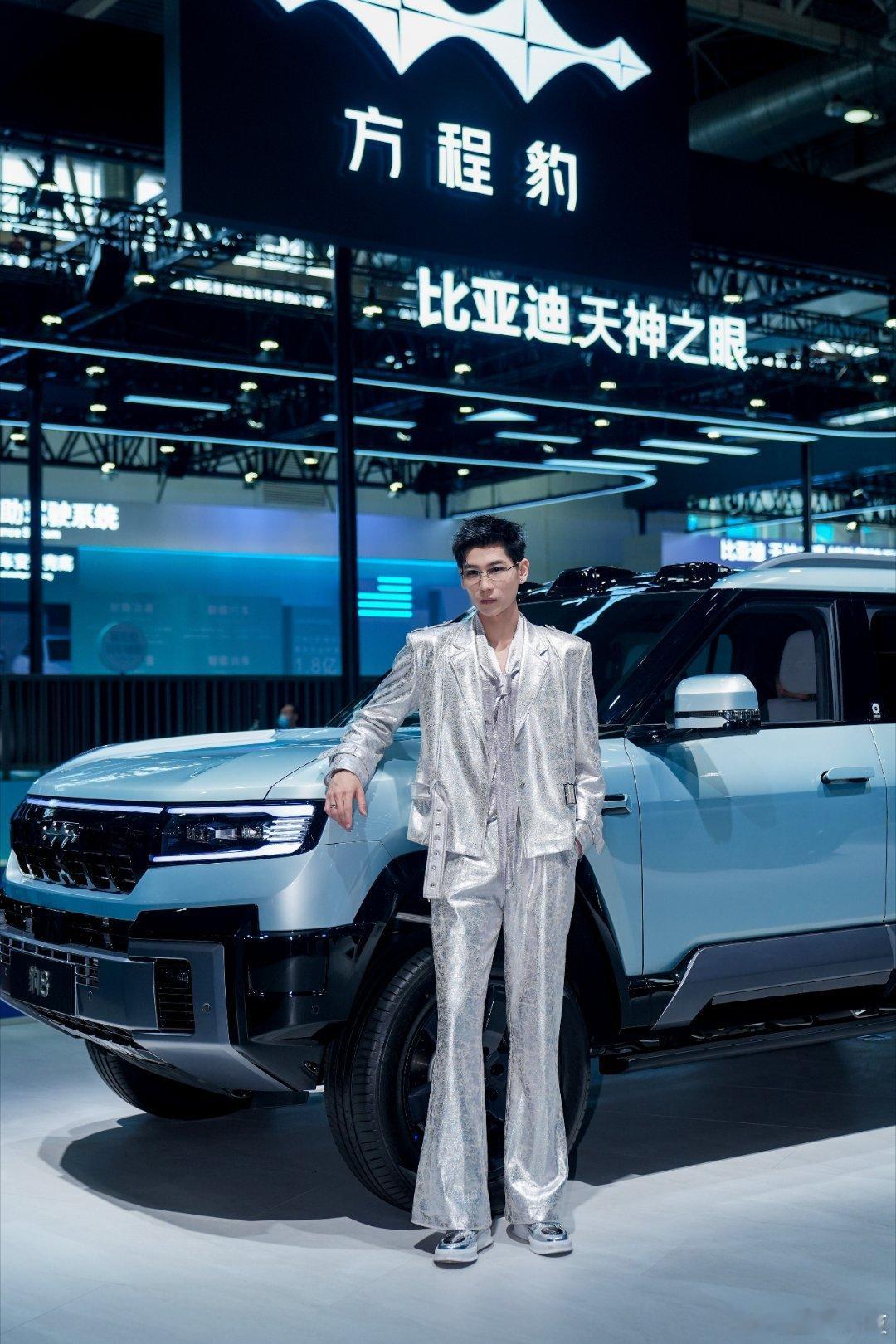 2026北京车展 E3馆，各类硬核技术悉数亮相，方程豹展台迎来最热打卡瞬间——雷