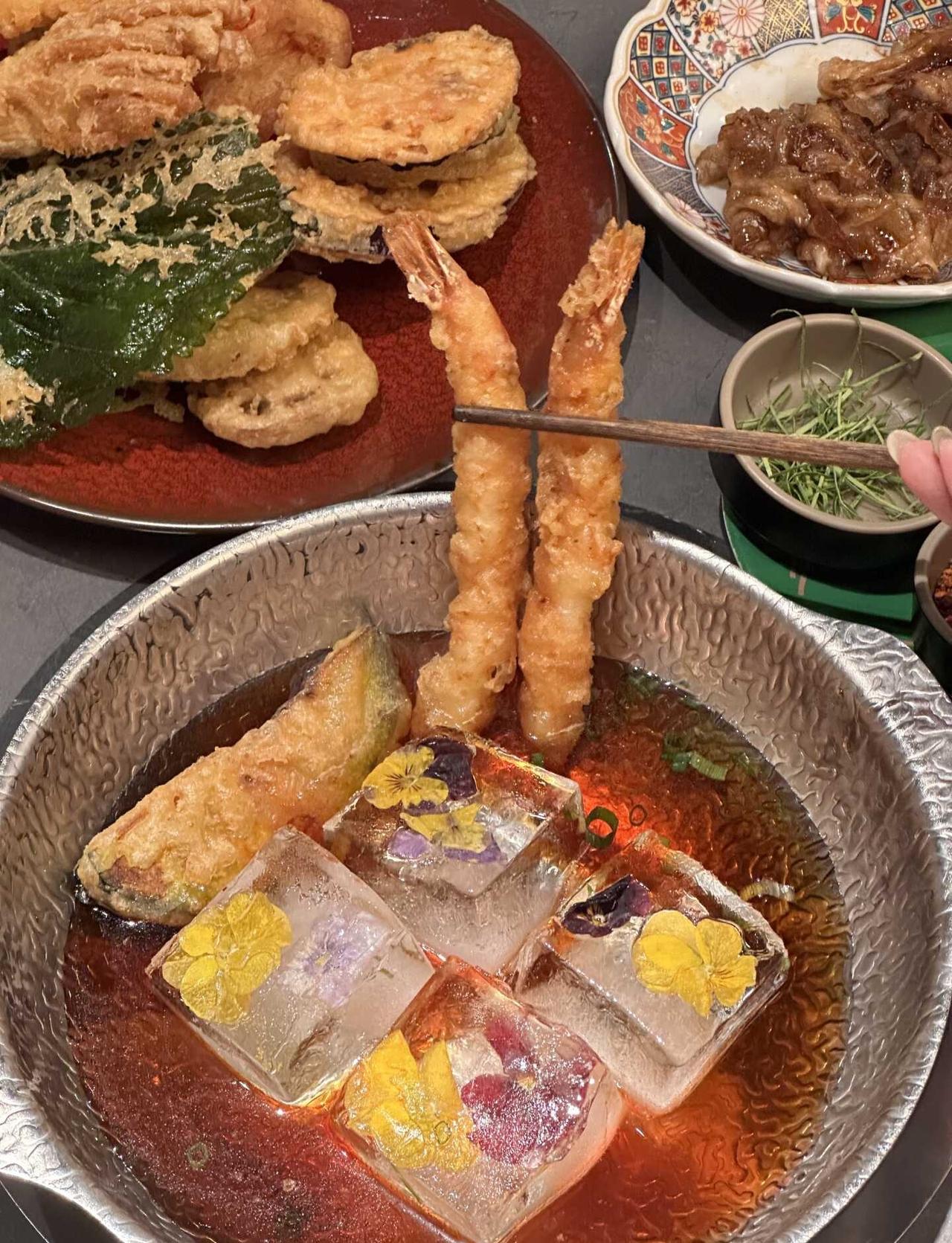 神了！！！好🐮的吃法！！！
在30度的天气吃一口冰凉天妇罗的救赎感！
妈呀这也