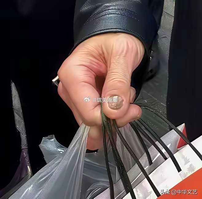 华裔后代黄仁勋的指甲好像芯片一样，不愧为世界第一芯片制造商 