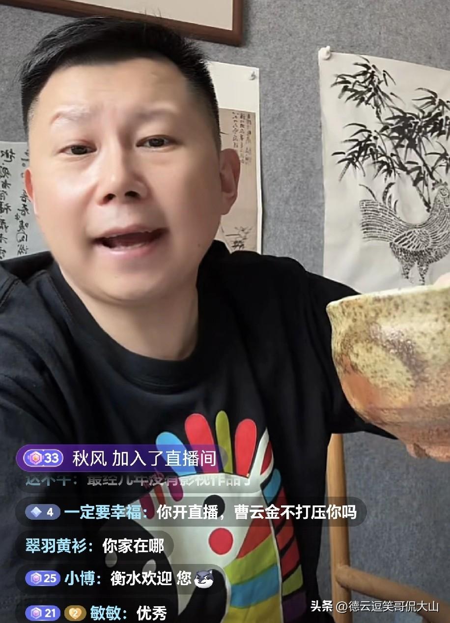 搭档10年说散就散，德云社出走演员李菁何云伟当年疑似裂穴，竟因一句口误？
 
李