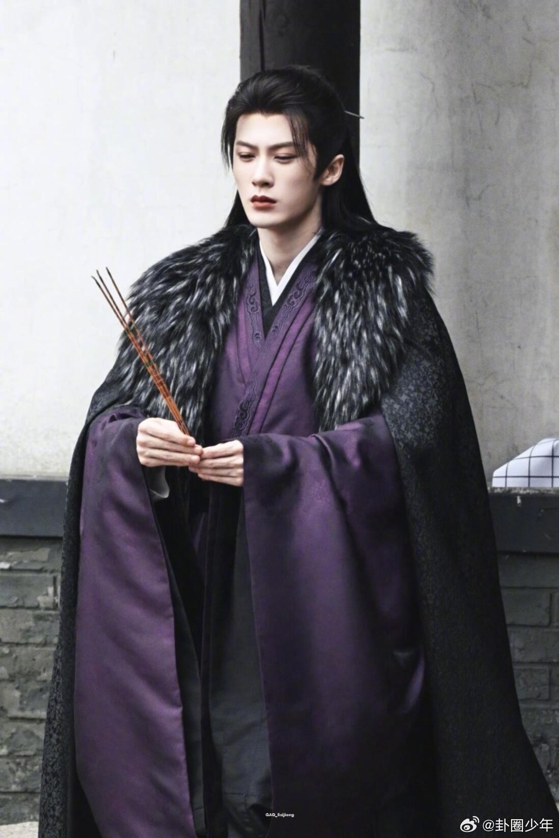 檀健次新剧上香路透檀健次上香路透檀健次谢却山上香路透贵气与清冷并存白孔雀点缀氛围