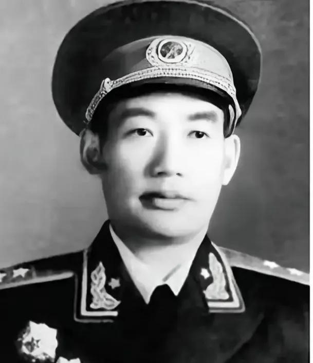 1963年，南京军区来了一个新政委，许世友看到他却面露苦色，因为许世友爱喝酒，可