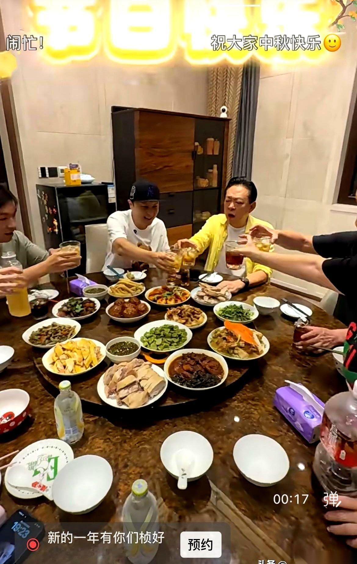 主持人朱桢家里来了个亲戚，滑稽演员毛猛达。
俩人乐呵呵拍了张合影，往网上一发，评