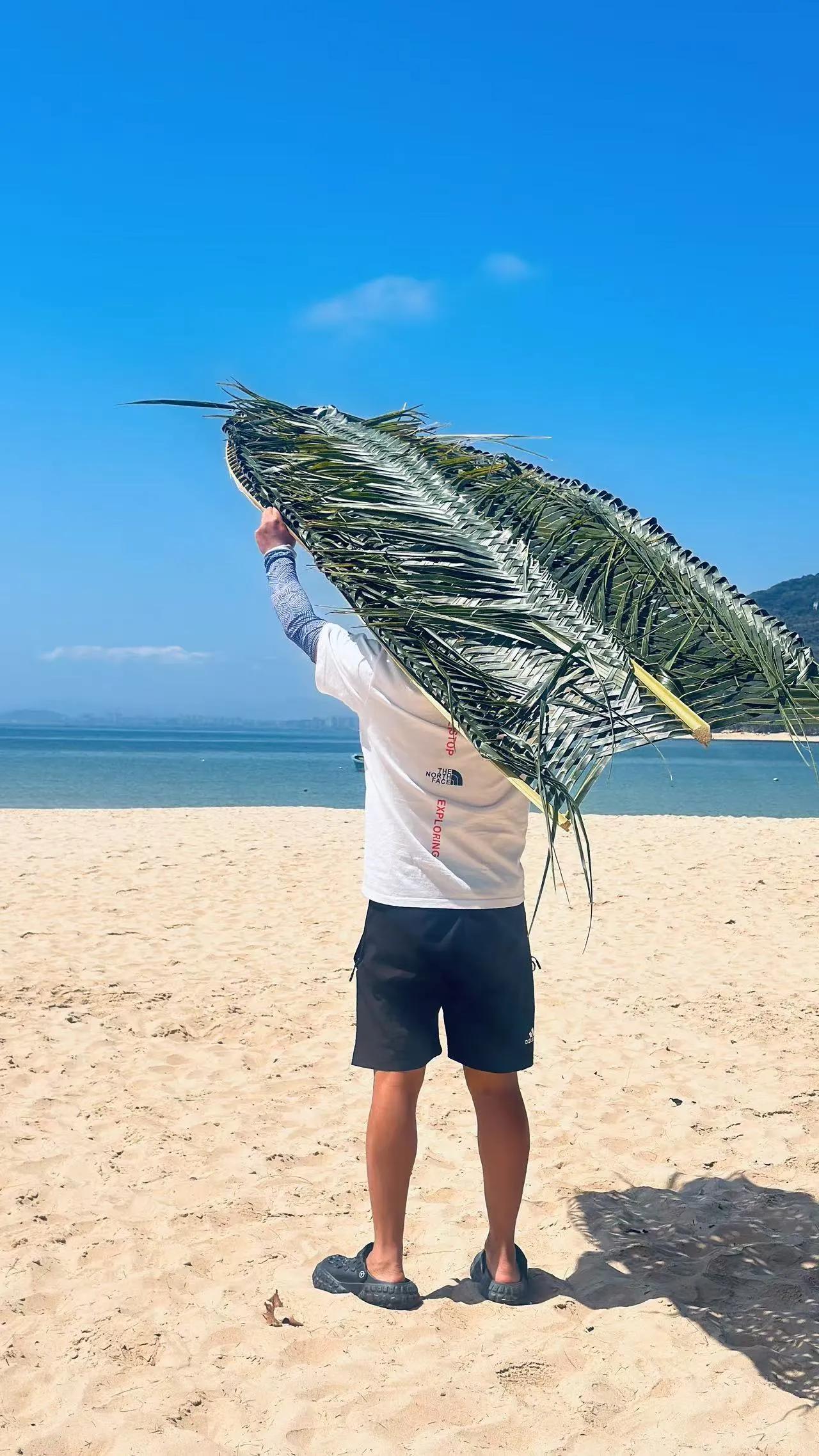 分享一张你拍的海滩海南环岛旅行，陵水猴岛尖岭，人少景美的海滩，树下，当地人用椰子