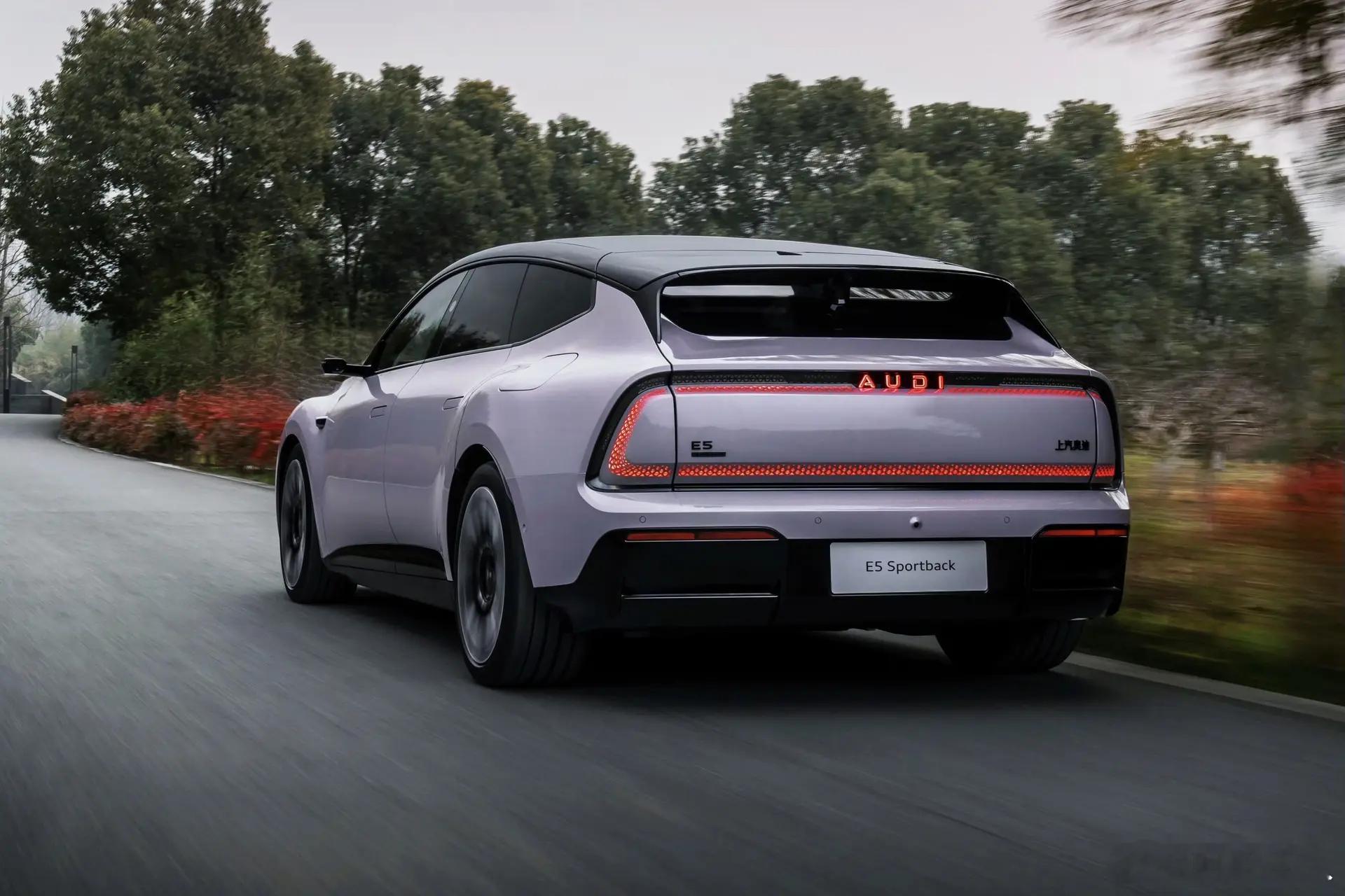 奥迪E5连夺两大年度车桂冠奥迪E5这台车没有让大家太惊艳完全就是因为来的晚！无论