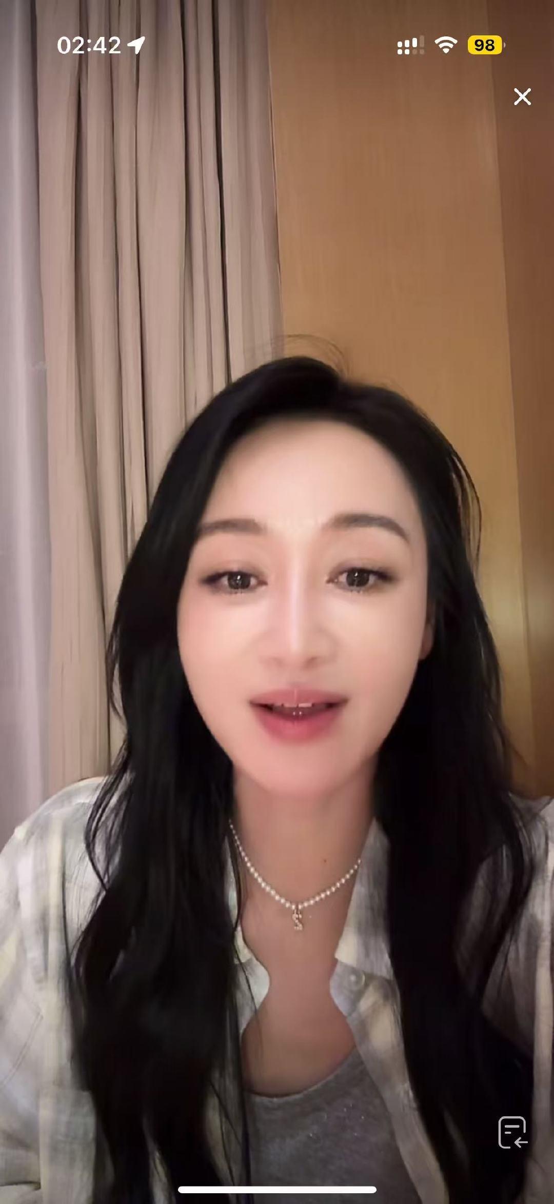 赵子琪说和张慧雯没有吵架 赵子琪：我们没吵架！对待张慧雯就是对待晚辈。赵子琪说张