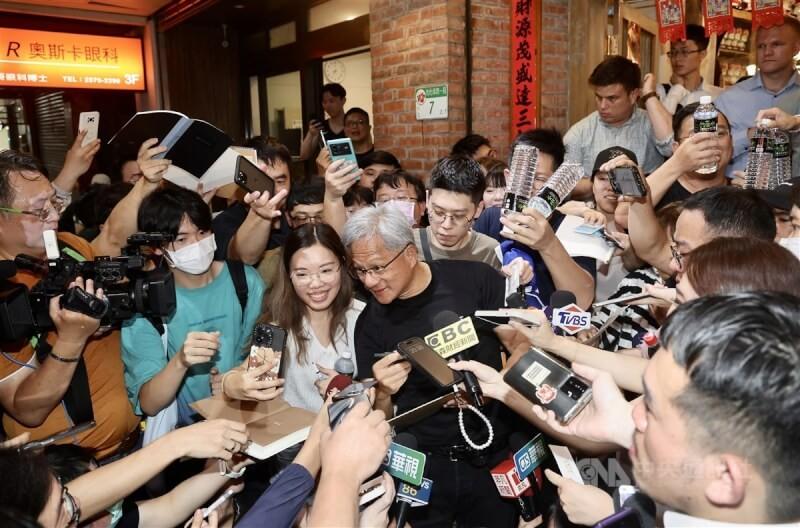 日本人很是纳闷，黄仁勋在亚洲逛了一大圈，怎么偏偏不来日本
明明是和特朗普一起出发