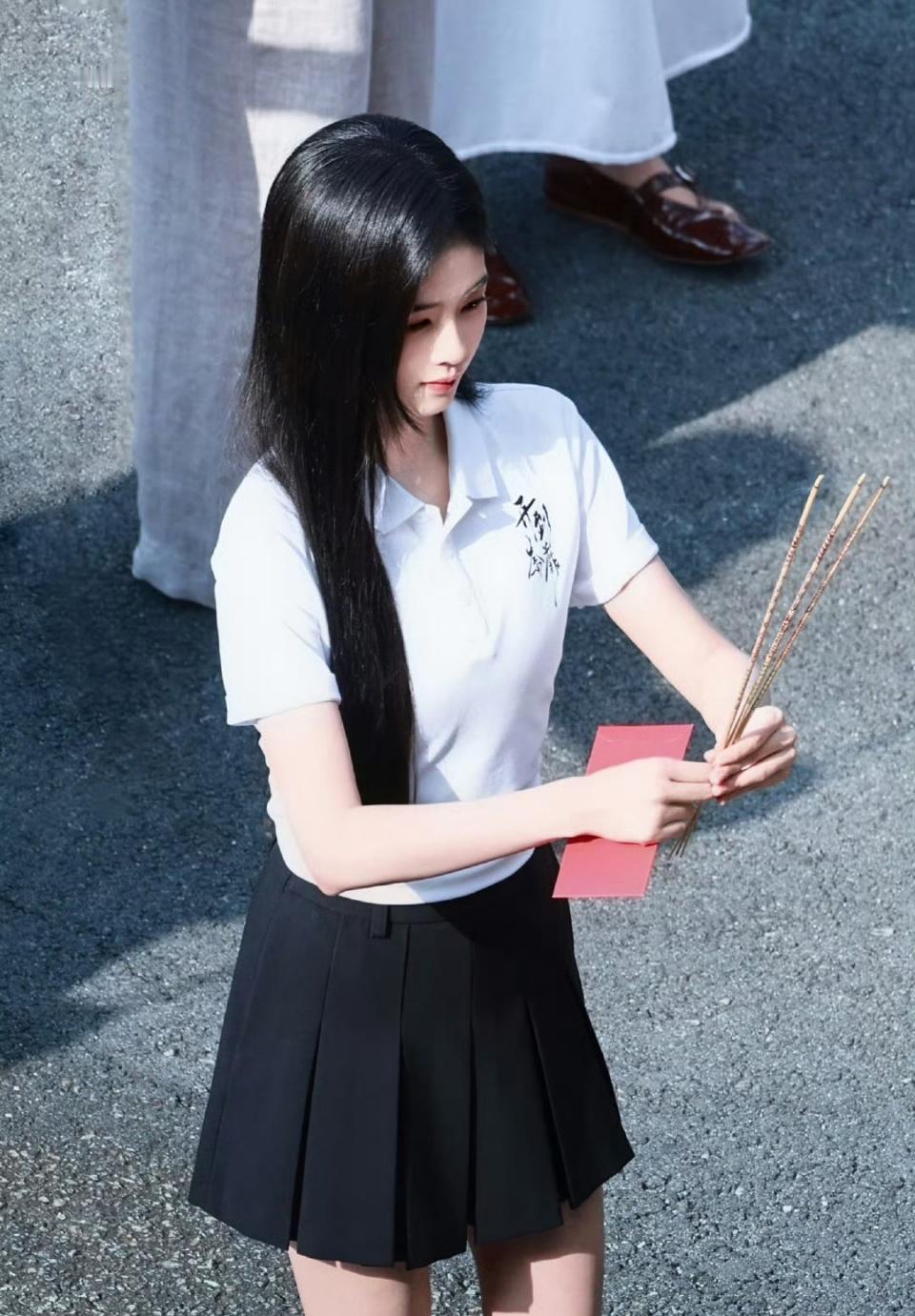 这黑长直美爆了，这个状态演现代剧大事很妙啊！好适配！开到荼蘼开机顺利，王韵娜白鹿