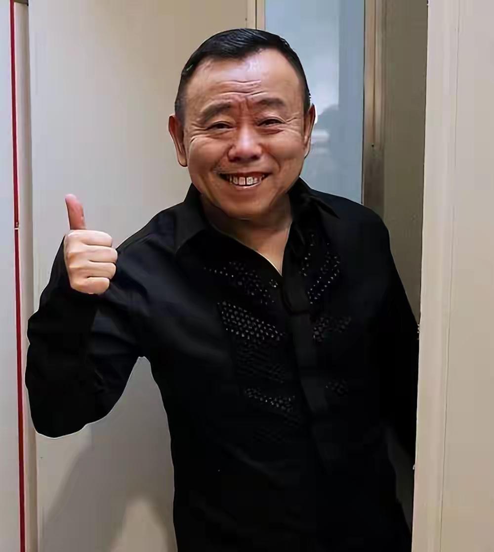 潘长江大家都不陌生，春晚小品让他家喻户晓。可这几年直播带货让他名声下滑，还背上一