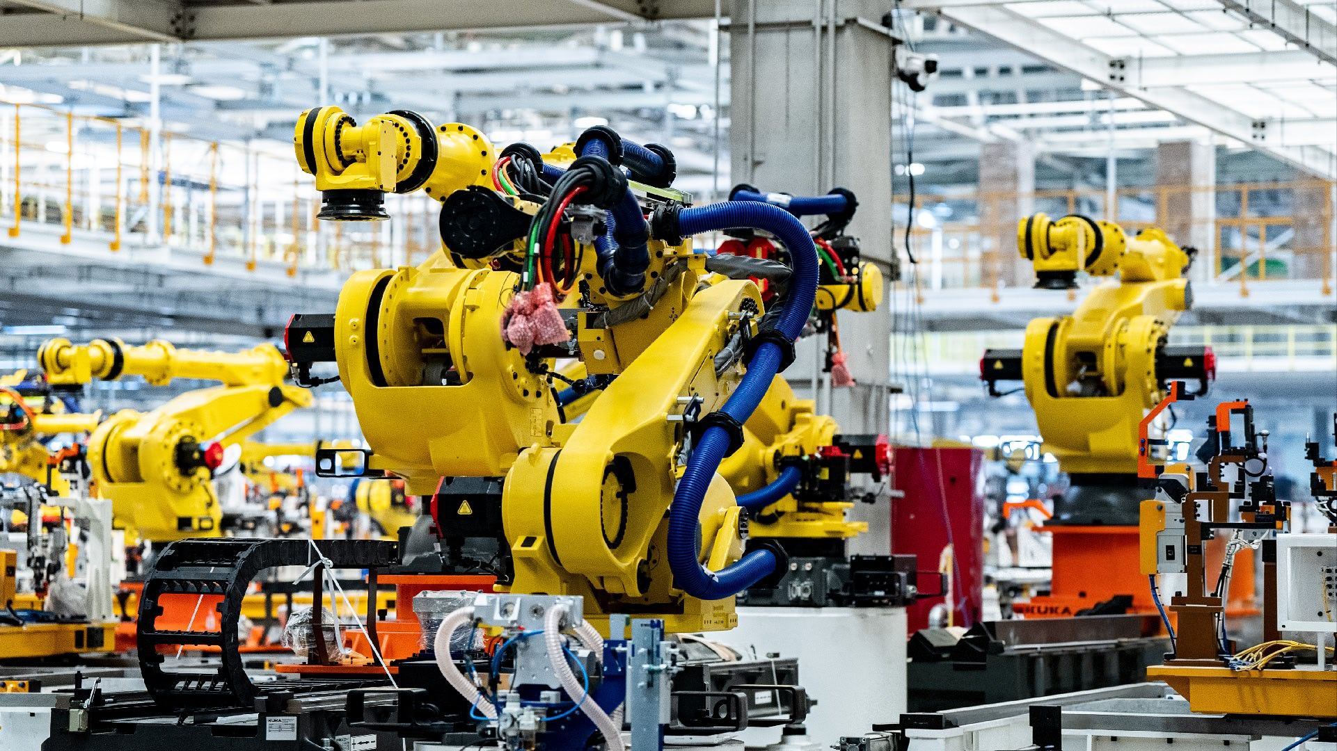 上上周的时候北京奔驰的高管加盟享界，主抓工厂这块，这周享界投入接近20亿升级工厂