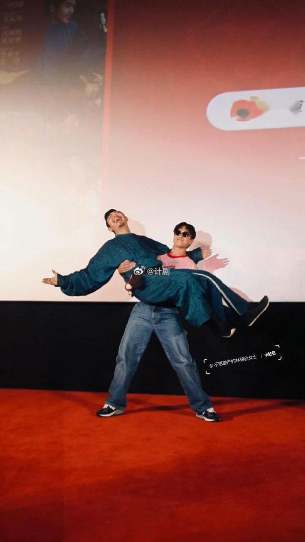 大鹏11年从新人导演成长为最佳导演大鹏获最受传媒关注导演编剧 同一个颁奖舞台见证
