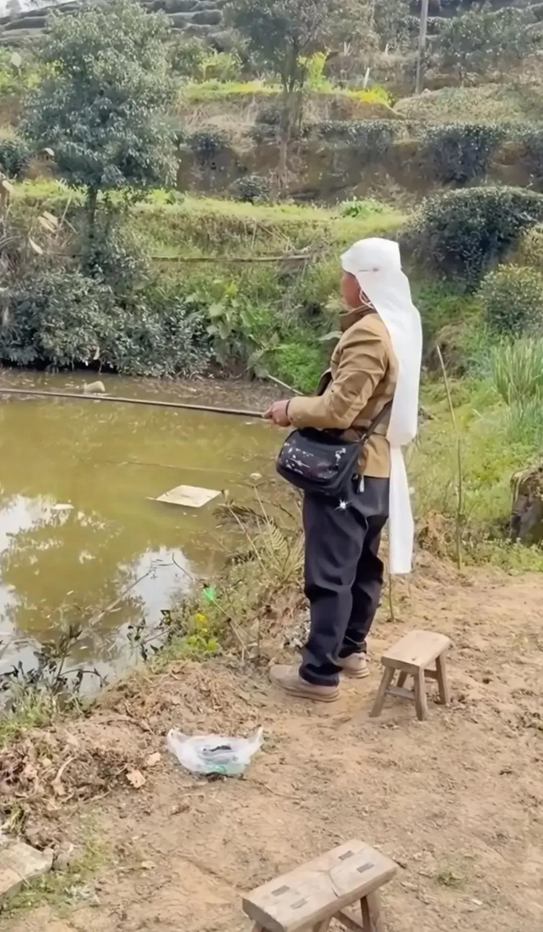 就这还有心思钓鱼？这算什么段位？