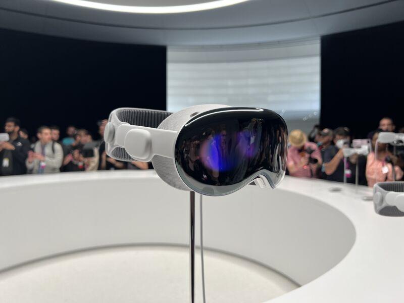 苹果大规模调整Vision Pro与Siri业务，裁员200人，元宇宙理想踩现实