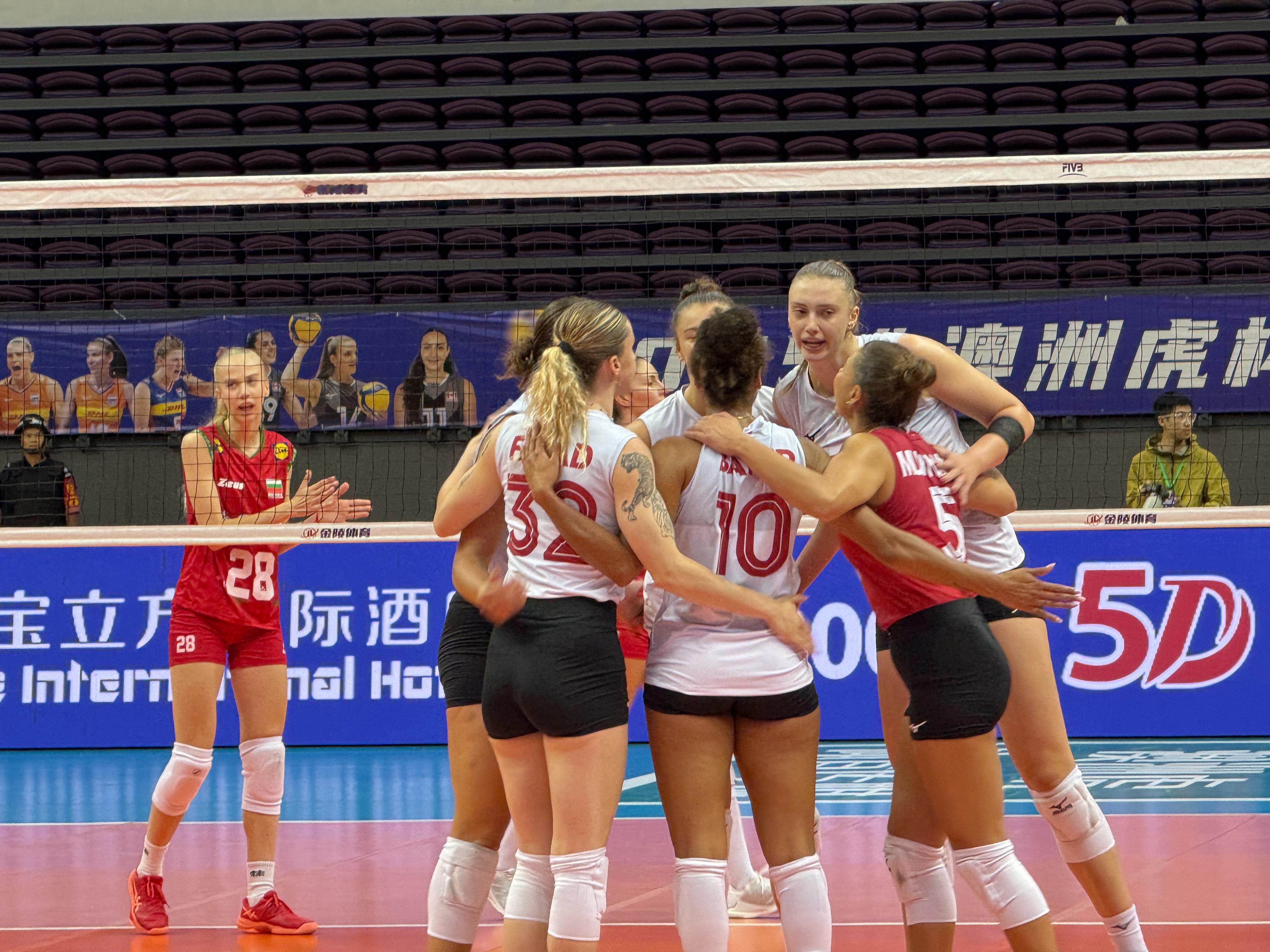 2025年深圳女排精英赛第三轮加拿大女排vs保加利亚女排第三局：25-23大比分
