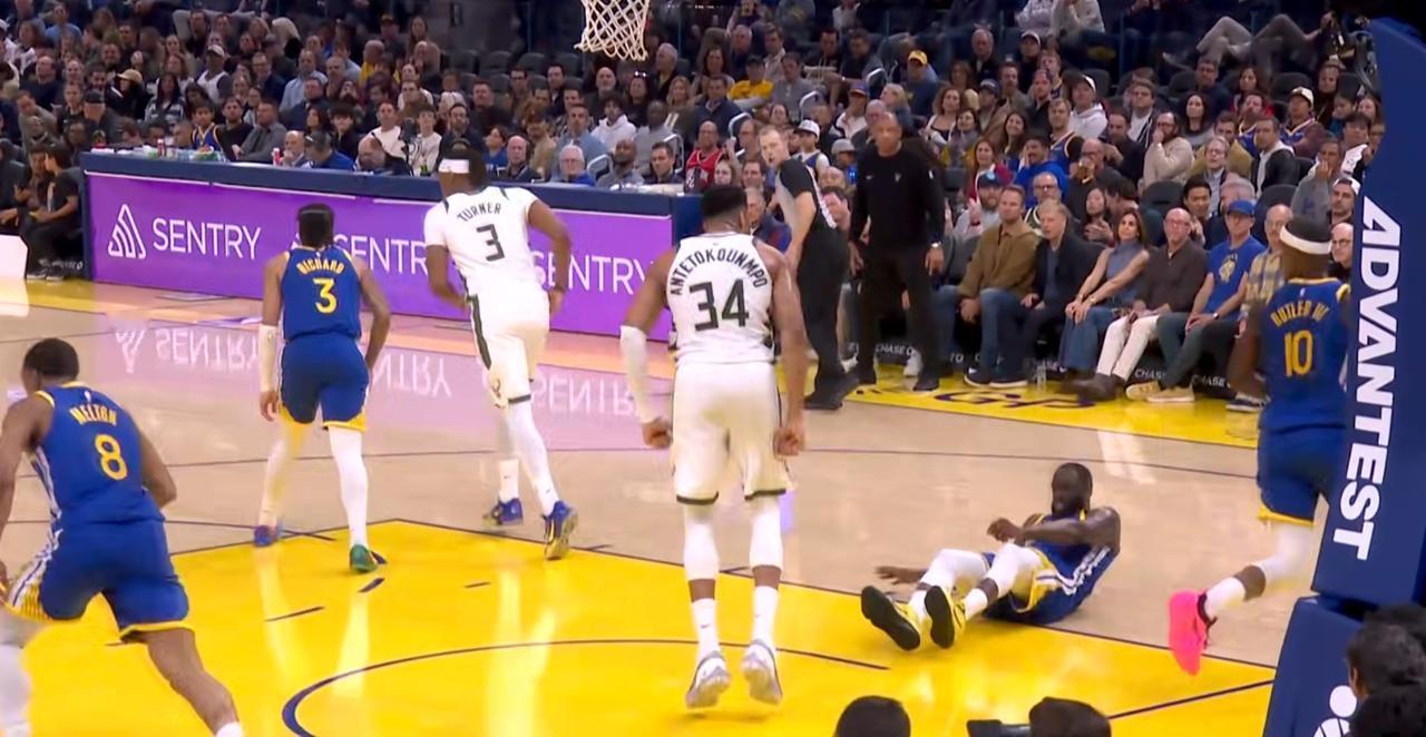 字母哥撞倒追梦格林得分，并向其怒吼！

字母哥在一次进攻中突破勇士多人防守上篮得