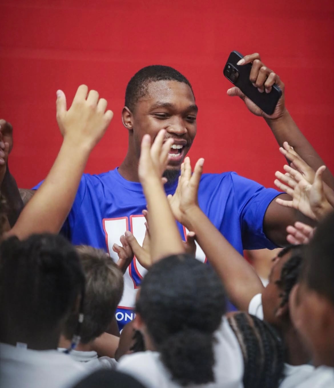 朗尼·沃克2025篮球训练营🏀今年还邀请了马刺旧将阿利兹·约翰逊担任教练超话创