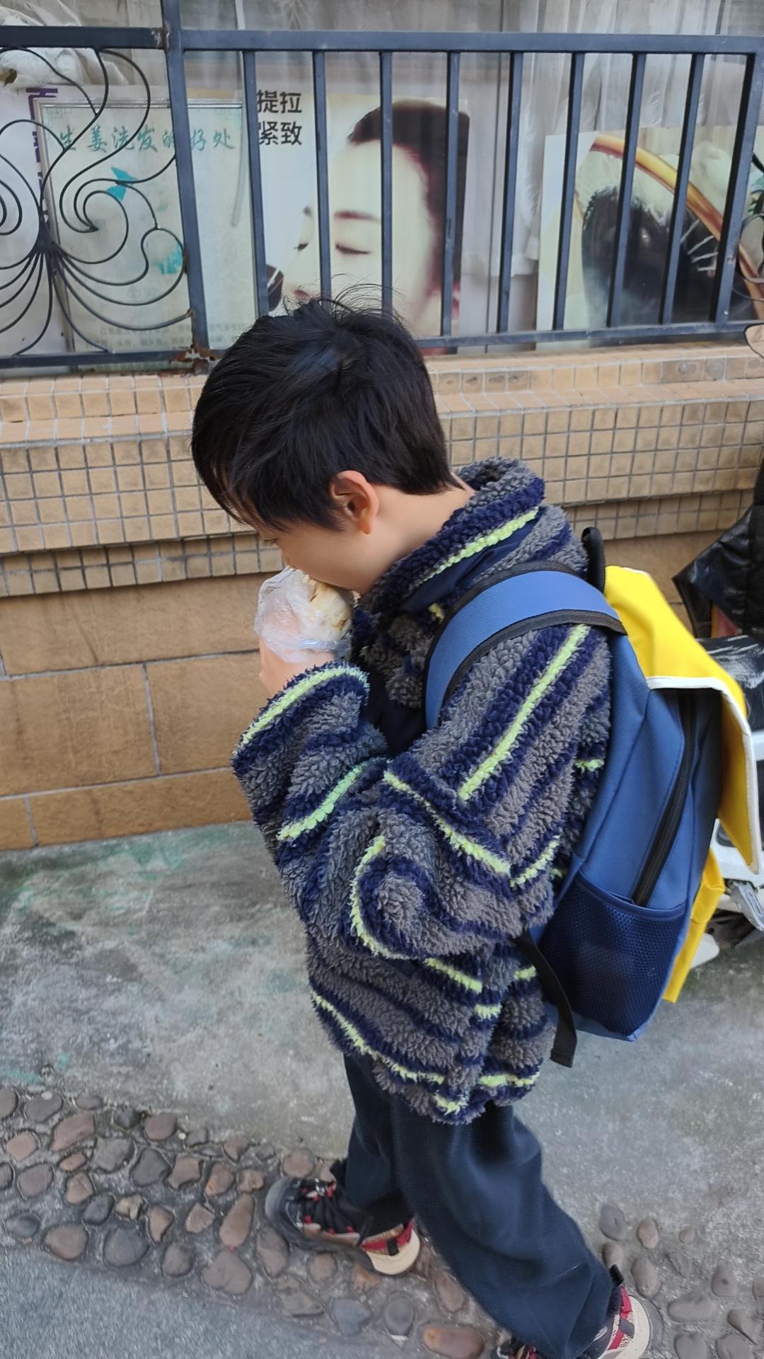 孩子吃不好，多半还是因为不合口味。[捂脸]

细狗崽的早餐，我跟老婆也算是操碎心