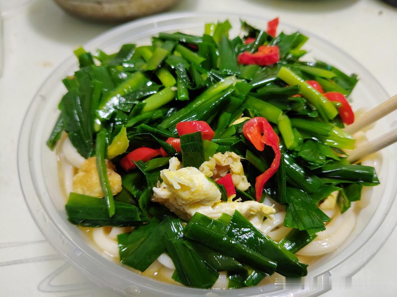 这几天连续感冒，几乎得了厌食症，吃什么也吃不下去！不得已买了个鸡蛋炒韭菜的拌面。