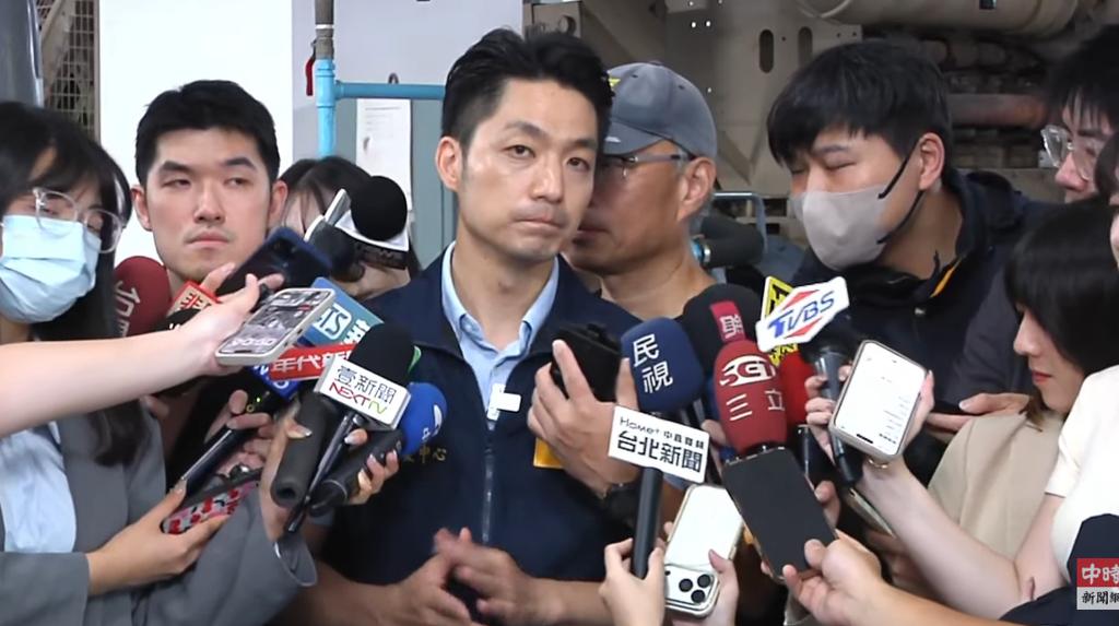 台风来袭，蒋万安宣布暂停一切竞选活动，全力以赴。
面对强台风“蔷琵”持续逼近台湾