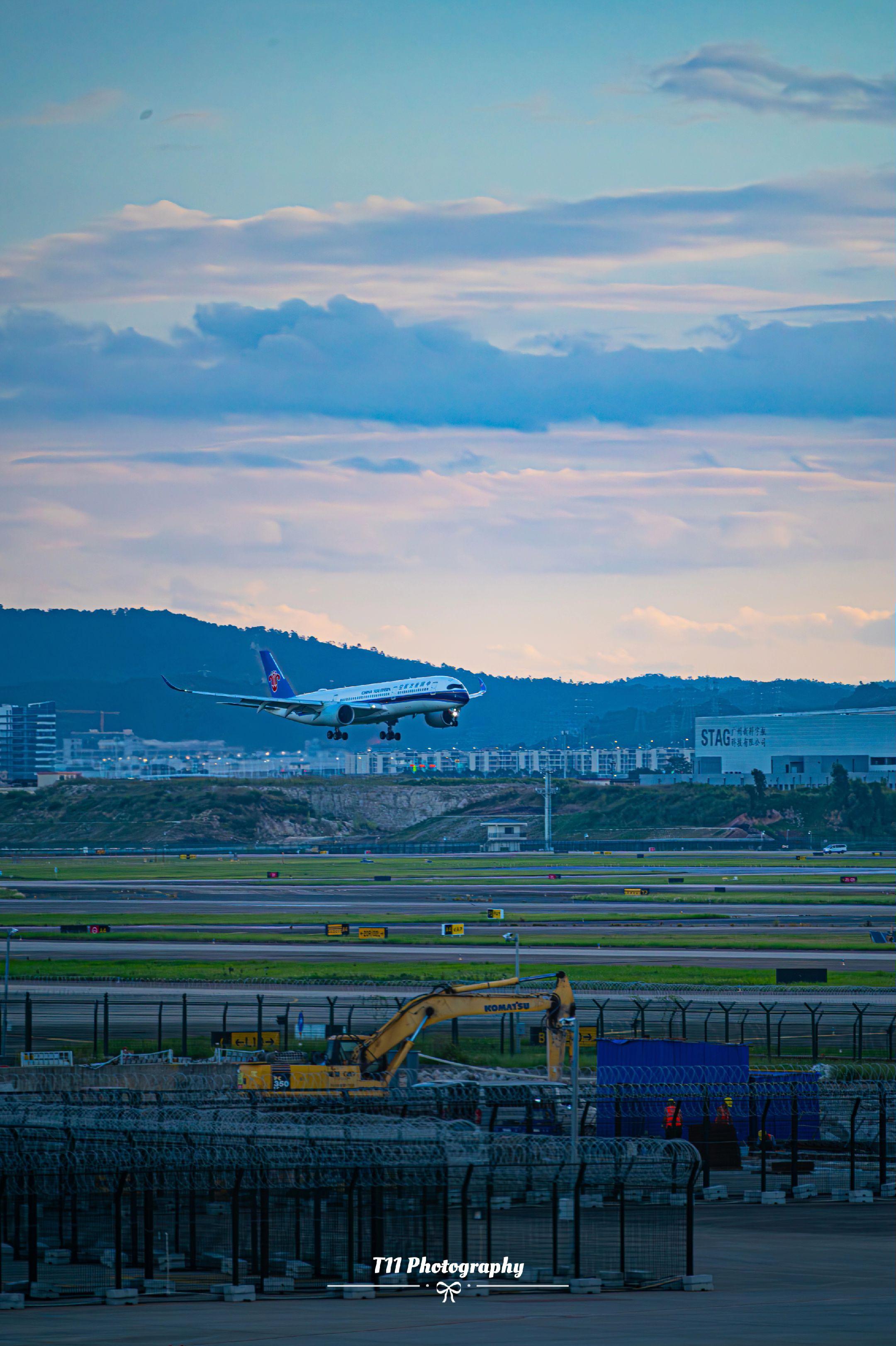 空客墨镜侠。空客A350，颜值担当的墨镜侠，分别拍摄于广州白云机场和上...