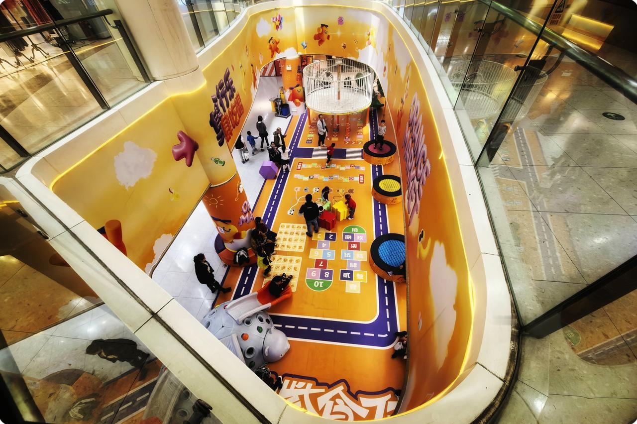 后湖美食街的欢歌
在后湖的梦畔，汉口城市广场绽出美食盛宴。似繁星洒落人间，美食街