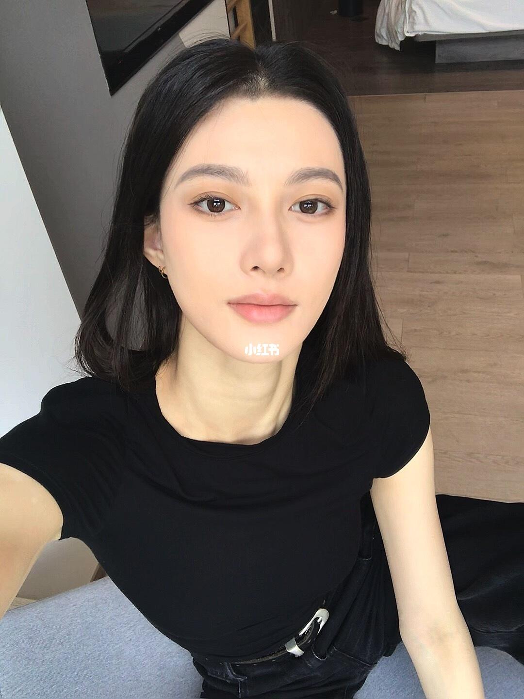 又穿一身黑