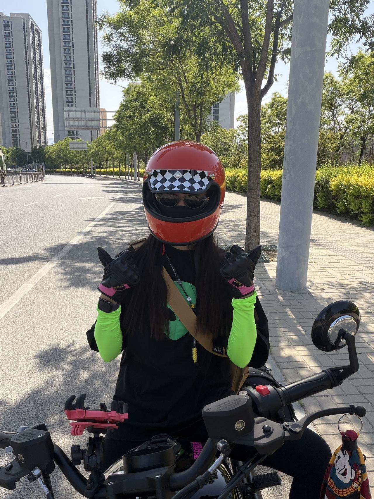 家住东山下就随时上山跑山
蓝天白云就让人心旷神怡
骑着小摩托悠哉悠哉真开心【来自
