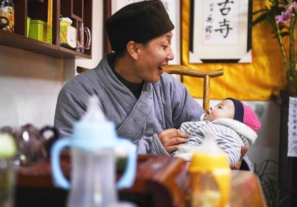江苏南通，一和尚开豪车，带一名孕妇去医院做产检。医生在问到孩子父亲是谁时，孕妇羞