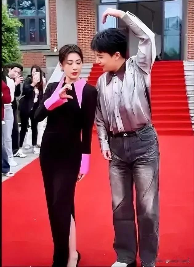 贾静雯和郭麒麟红毯亮相！两人幽默感十足！一个是搞笑男，一个是温柔贤惠的美女！他们