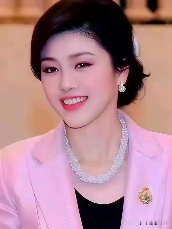 亚洲第一美女，今日一见果然是名不虚传，她每次的造型都光彩夺目，让人眼前一亮，气质