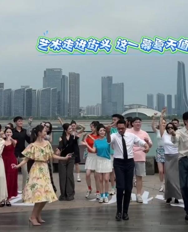 在杭州钱塘江畔，有两位著名演员为当地居民翩翩起舞，引来阵阵喝彩。看看是谁…