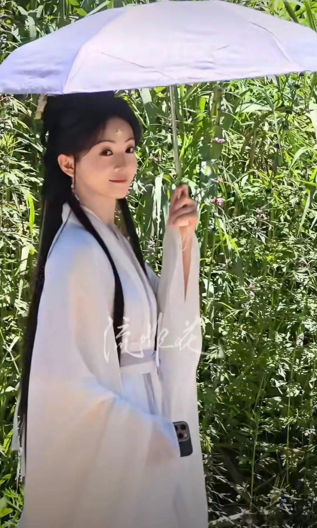 吴谨言的秦长歌路透真的杀疯了！一身素衣，看似无争，眼底全是故事。撑伞的侧影像古画