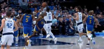 NBA赛场镜头：给高了？让篮球飞一会儿！
  欧文助攻莱夫利飞扣，惊叹❗️羡慕！