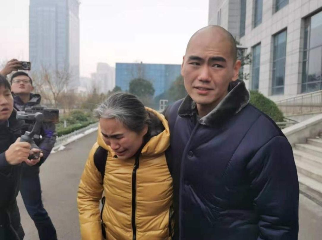 2020年，山东高院的改判让张志超重获自由。可这份迟到的正义，整整等了15年——