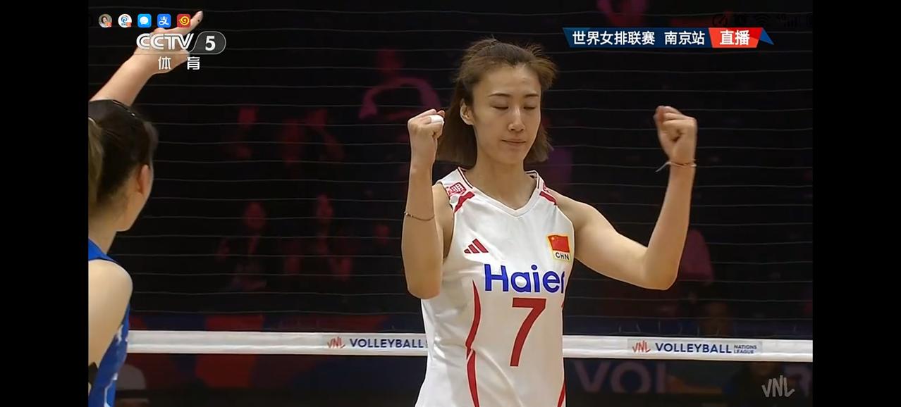 今晚女排世联赛，中国女排3：2险胜泰国，如今中国女排打泰国就这么费事了。
第3局