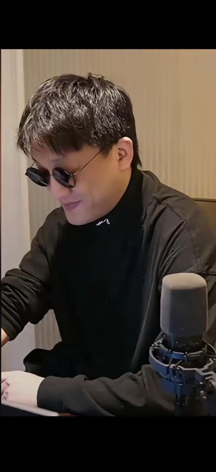 二饼深夜连麦嫄嫄，弹幕狂刷“小甜鱼提刀在路上了”！
结果正主隐身，流量原地起飞—