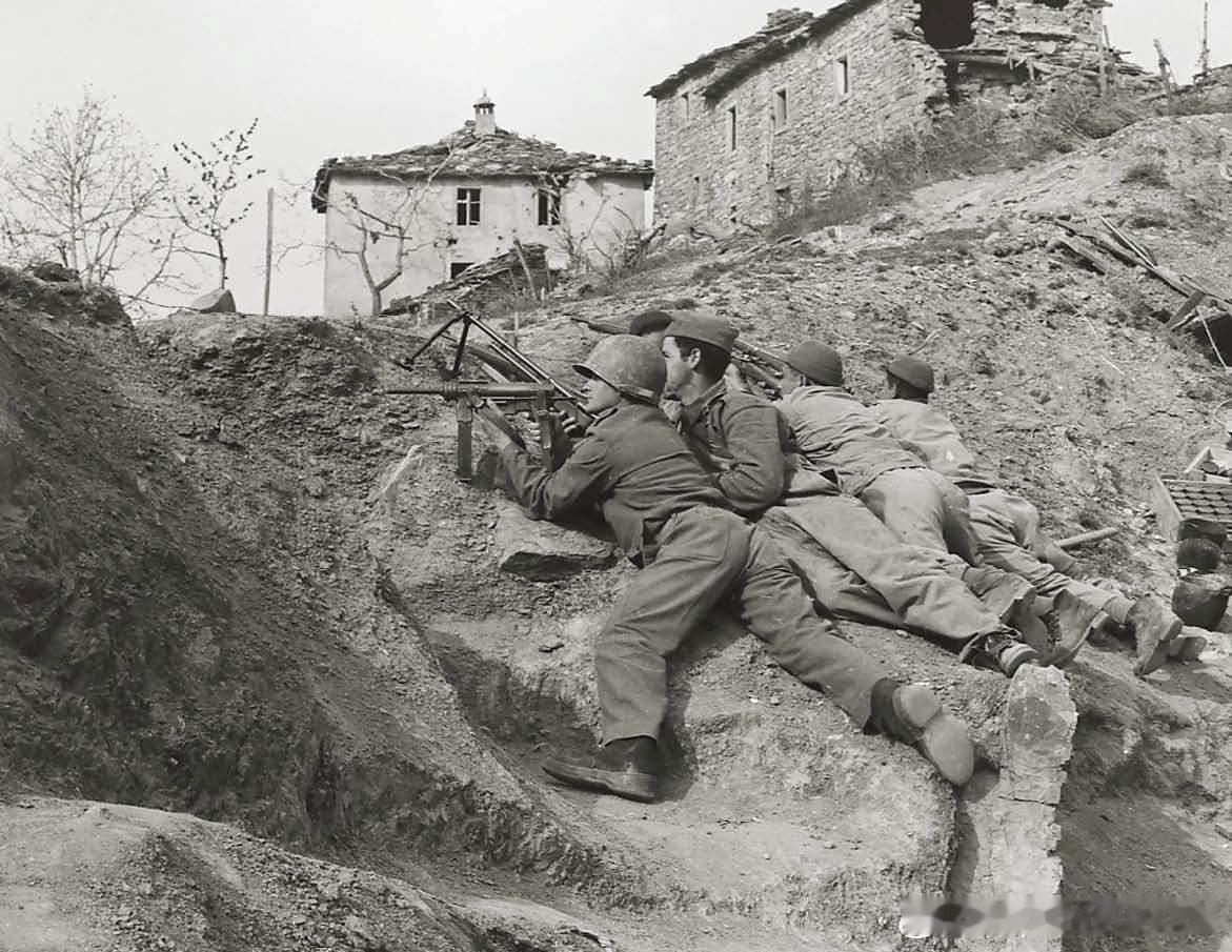 1944年秋巴西步兵在意大利北部清理一个村庄时躲避德军的炮火军事历史全触达 ​​