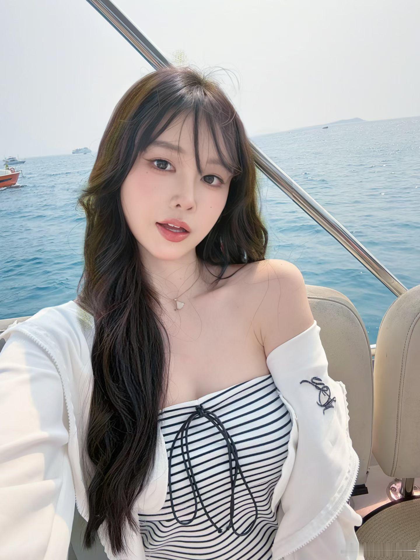 奔赴海上🌊去感受夏天的风🌬️在游艇上慢下来，吹海风、拥蓝海，又是自在松弛的一