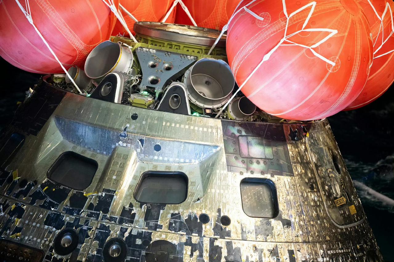 猎户座飞船返回舱。这抗烧蚀能力真厉害啊！银白色隔热层有明显的局部脱落及发黑，但高