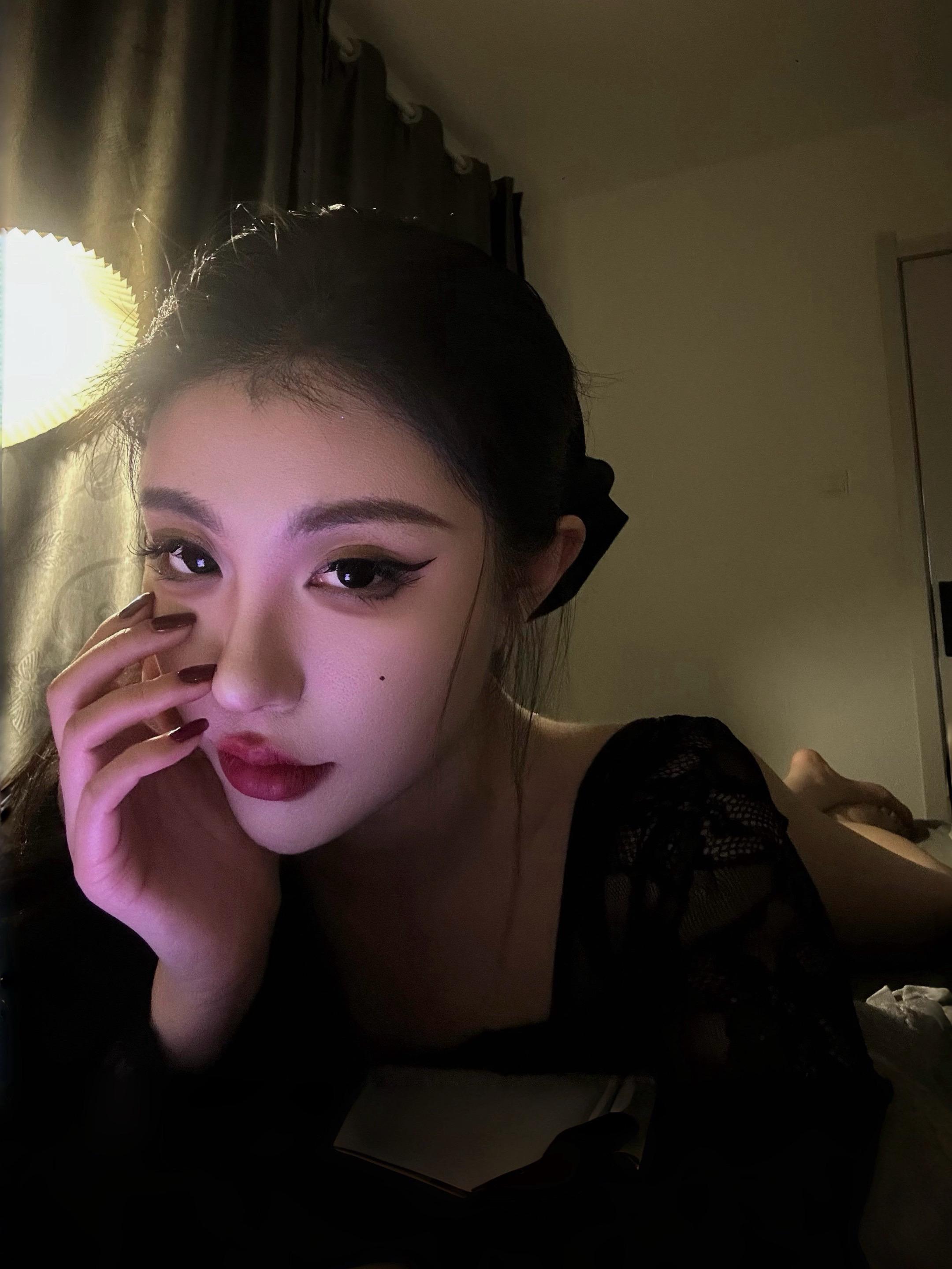 这辈子都没人罩过我   只有我的胸罩一直罩着我  爱你老罩明天见