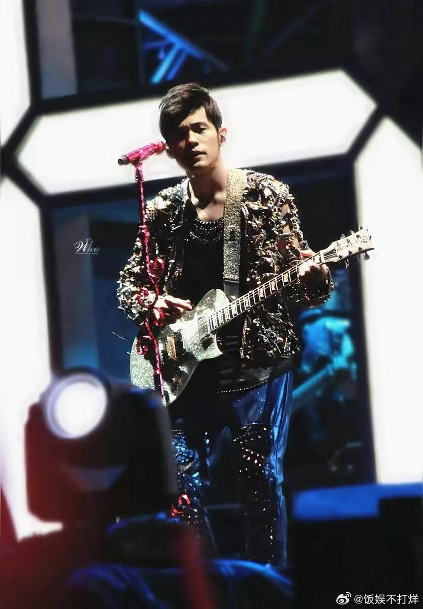 周杰伦杭州演唱会排面烟雨江南遇上周杰伦，整个杭州都沉浸在歌声里，舞台大气又有诗意