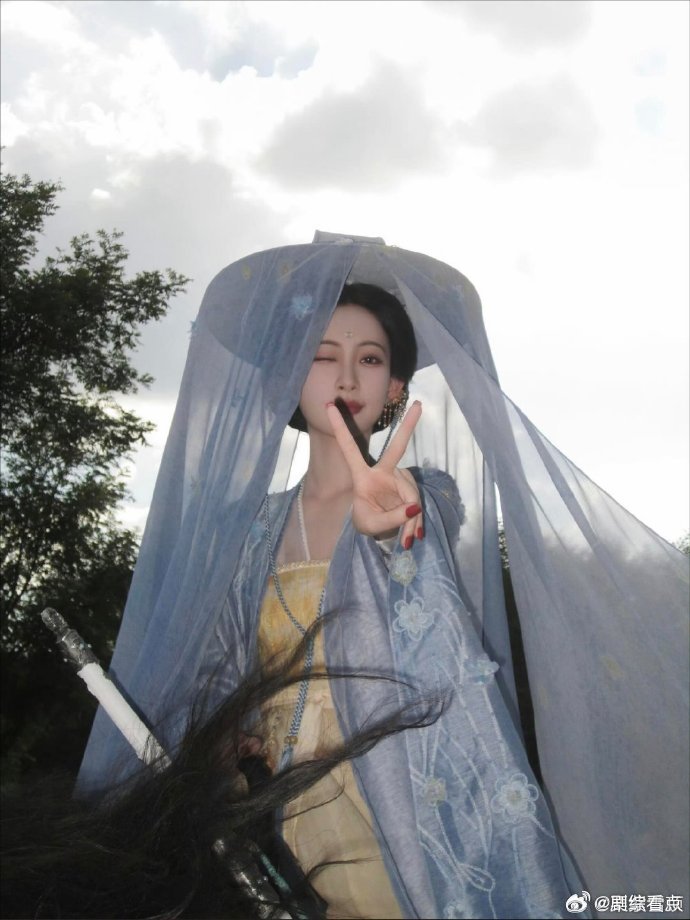 孟子义写给暮晚摇的长文 演员先共情角色，角色才能打动观众。孟子义用心接住暮晚摇这