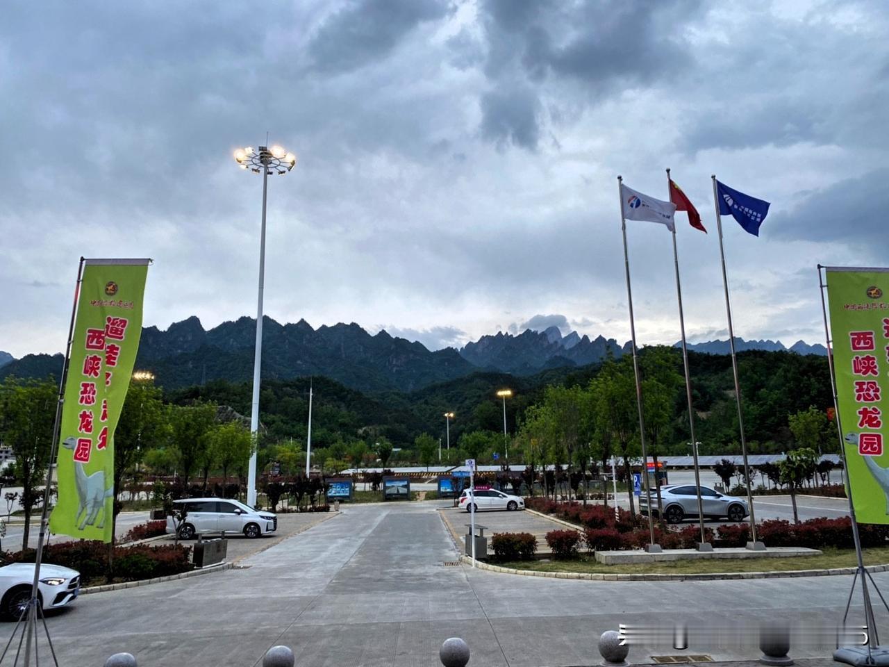淅沥小雨此刻正敲打着车顶，凉风从窗缝并夹杂着雨丝飘进来。五二至五六，进入河南，每