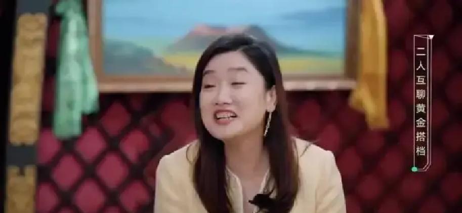 二十年搭档。
老公就坐台下。
玲花和曾毅的手在聚光灯下握在一起。
没有彩排。
音