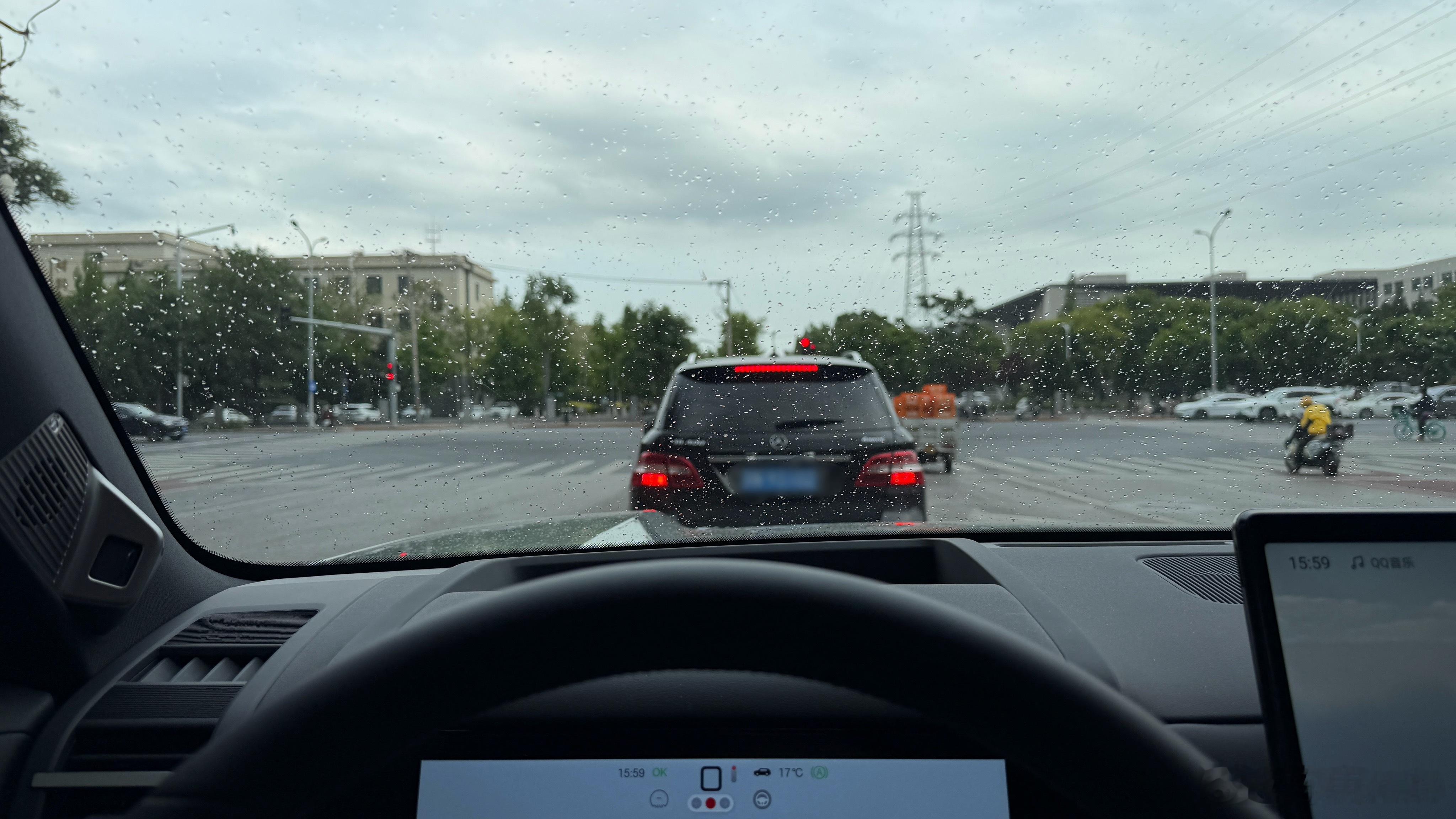 早上大太阳，我一勤快给车洗了，现在突然刮风下雨….果然啊