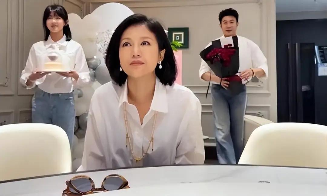 8月2日，鲍蕾迎来50岁生日，陆毅与女儿温馨庆生，画面太好哭！没有奢华派对，只有