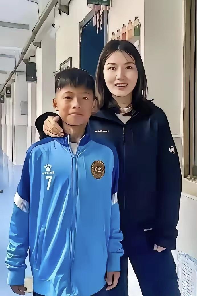欧洲赛场绝杀夺冠、空翻出圈的孟新艺回国，迎接他的不是鲜花，是老师备好的一摞作业。