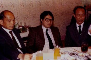 80年代，足球名将张俊秀和霍英东、霍震霆，一张罕见的合影，画面左一是爱国实业家霍