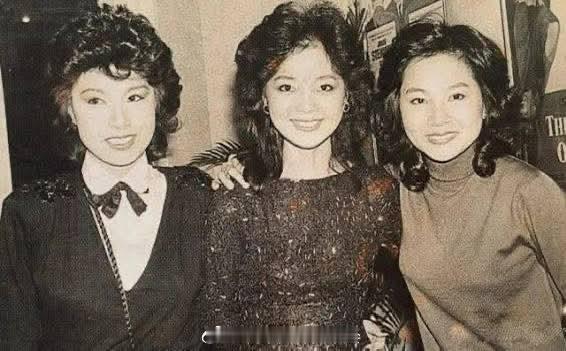 1983年1月28日，与姚炜和凤飞飞合影。邓丽君